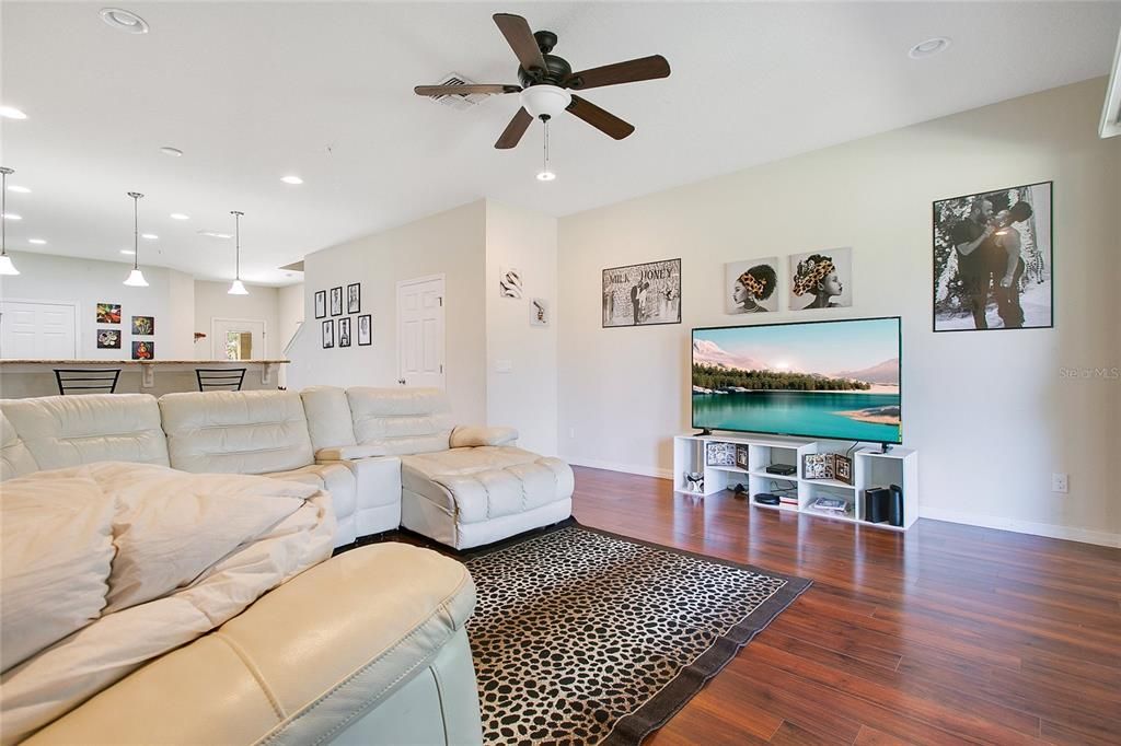 На продажу: $305,000 (2 спален, 2 ванн, 1417 Квадратных фут)