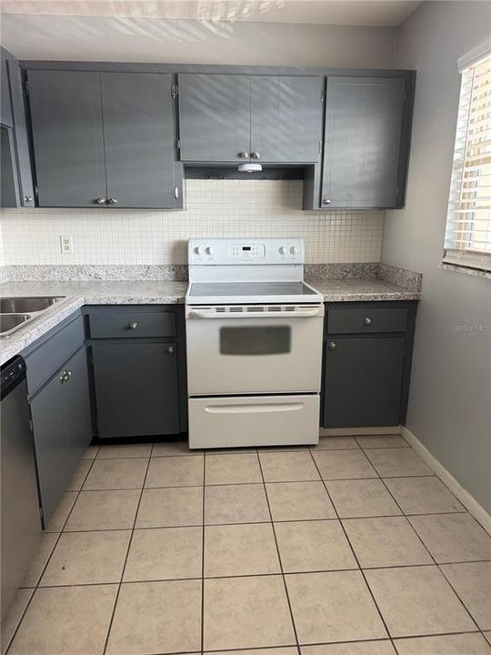 For Sale: $115,500 (1 beds, 1 baths, 875 Square Feet)