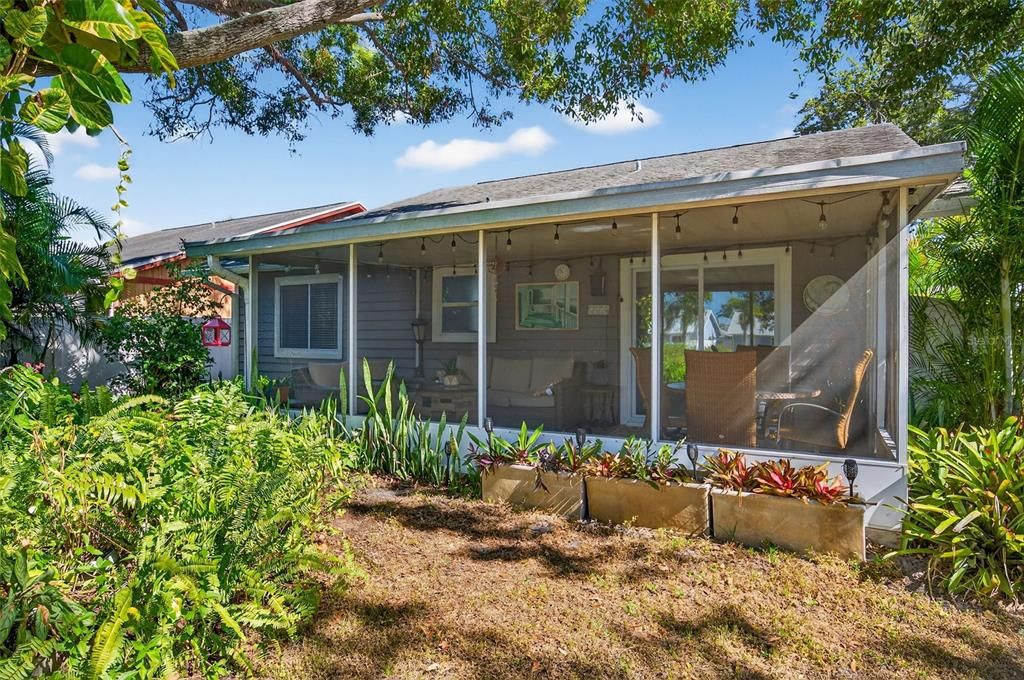 Active With Contract: $399,990 (3 beds, 2 baths, 1348 Square Feet)