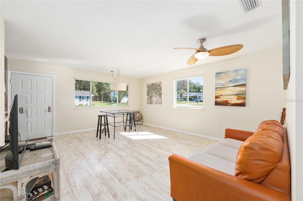 待售: $154,900 (1 贝兹, 1 浴室, 666 平方英尺)