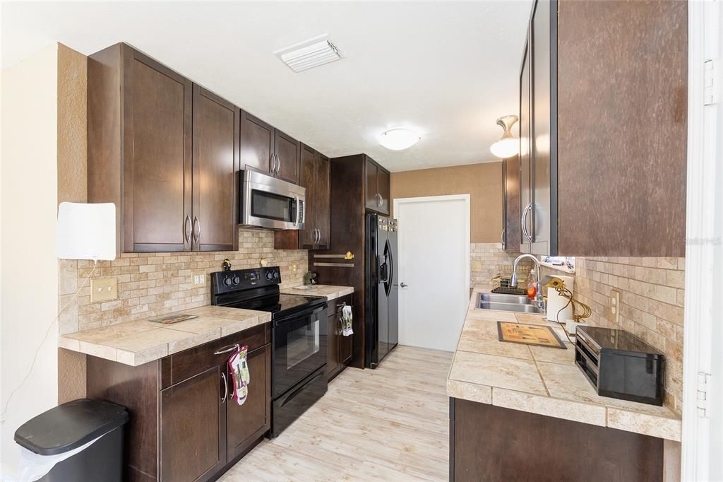 待售: $154,900 (1 贝兹, 1 浴室, 666 平方英尺)