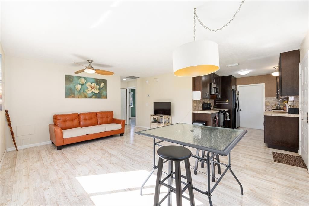 待售: $154,900 (1 贝兹, 1 浴室, 666 平方英尺)