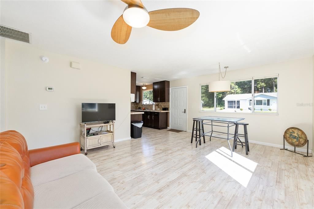 待售: $154,900 (1 贝兹, 1 浴室, 666 平方英尺)