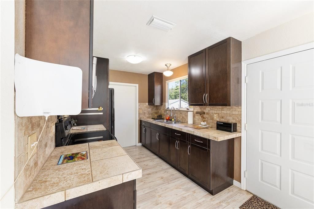 待售: $154,900 (1 贝兹, 1 浴室, 666 平方英尺)