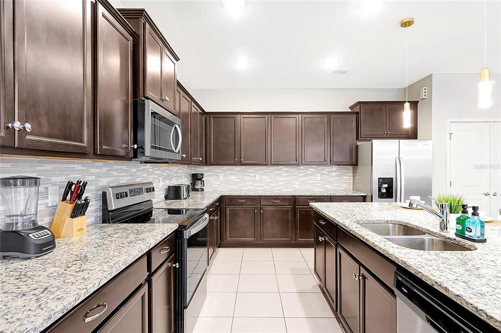 待售: $995,000 (10 贝兹, 8 浴室, 4399 平方英尺)