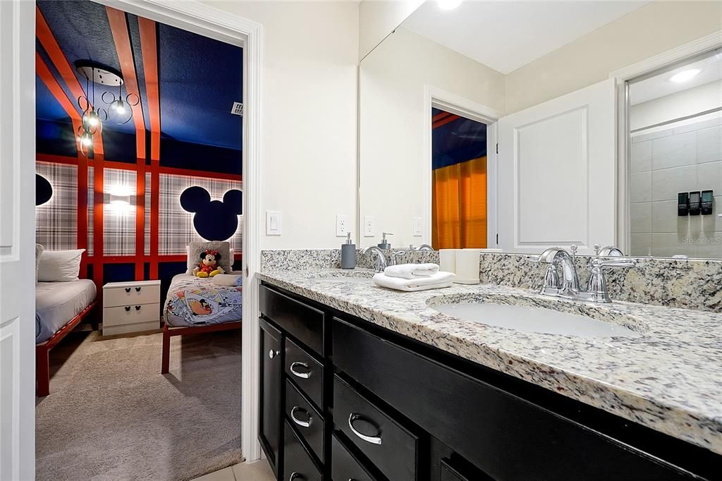 待售: $995,000 (10 贝兹, 8 浴室, 4399 平方英尺)