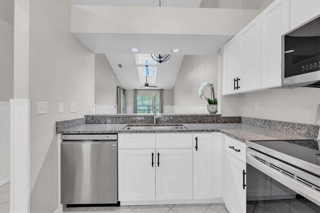 For Rent: $2,600 (2 beds, 2 baths, 970 Square Feet)