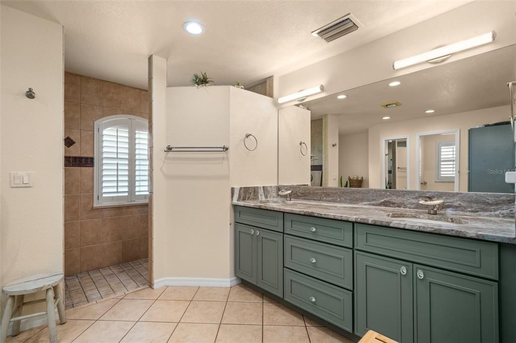 For Sale: $825,000 (3 beds, 2 baths, 2091 Square Feet)