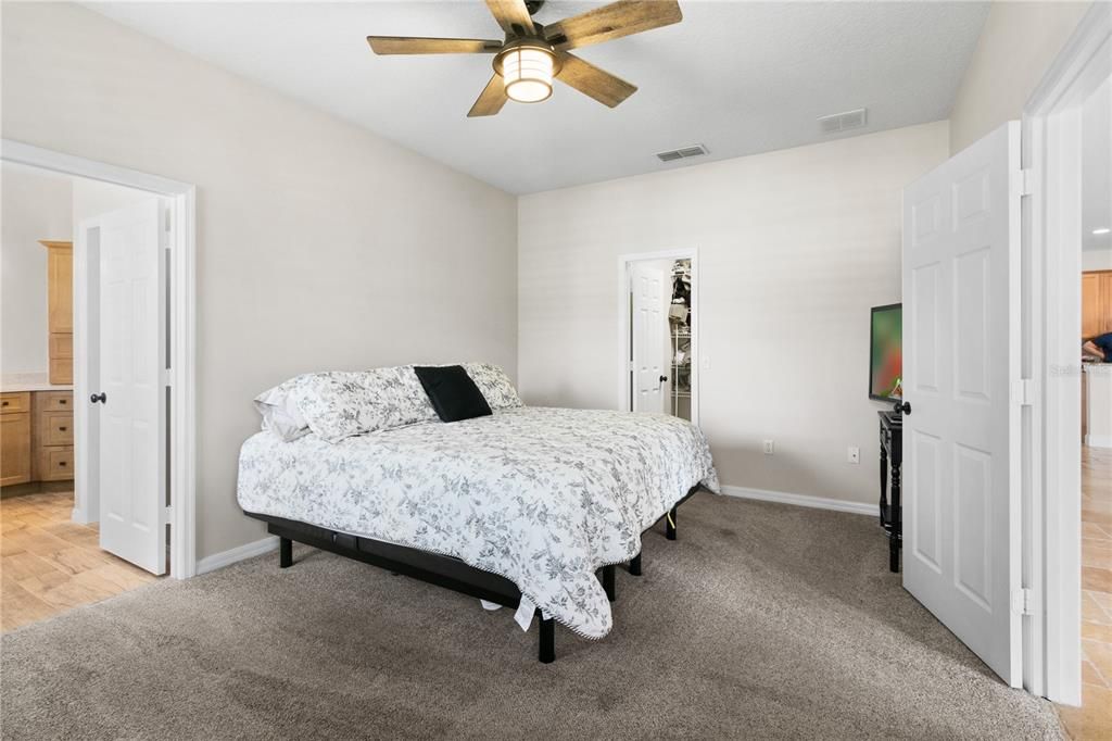 待售: $425,500 (4 贝兹, 2 浴室, 2229 平方英尺)