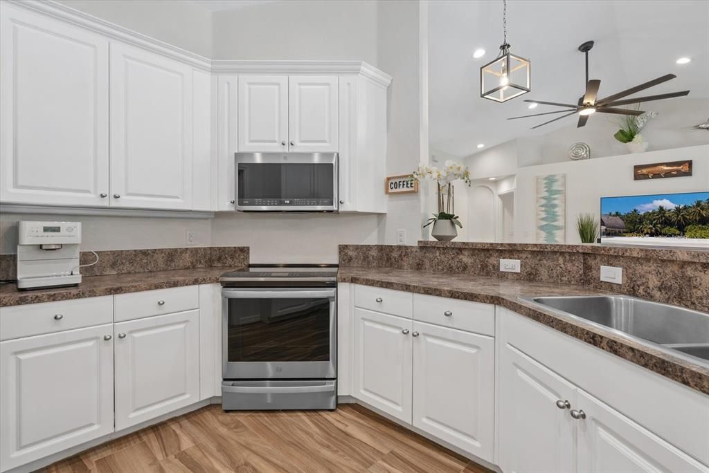 Activo con contrato: $519,000 (3 camas, 2 baños, 1954 Pies cuadrados)