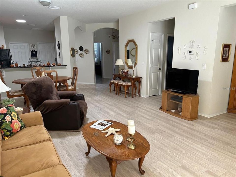 For Sale: $303,900 (2 beds, 2 baths, 1461 Square Feet)