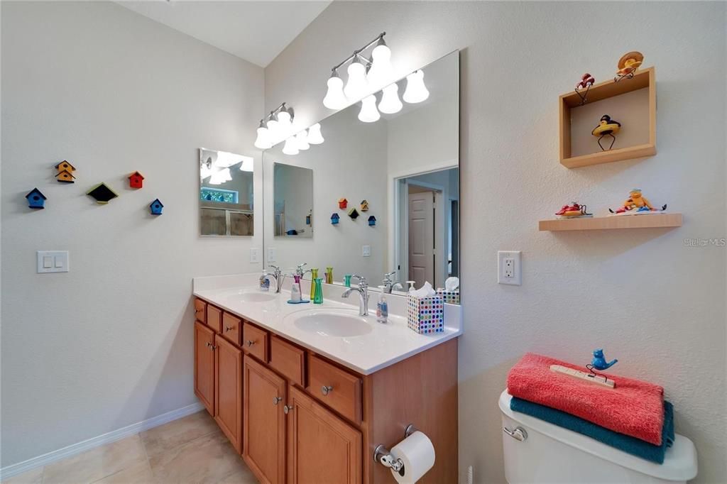 For Sale: $303,900 (2 beds, 2 baths, 1461 Square Feet)