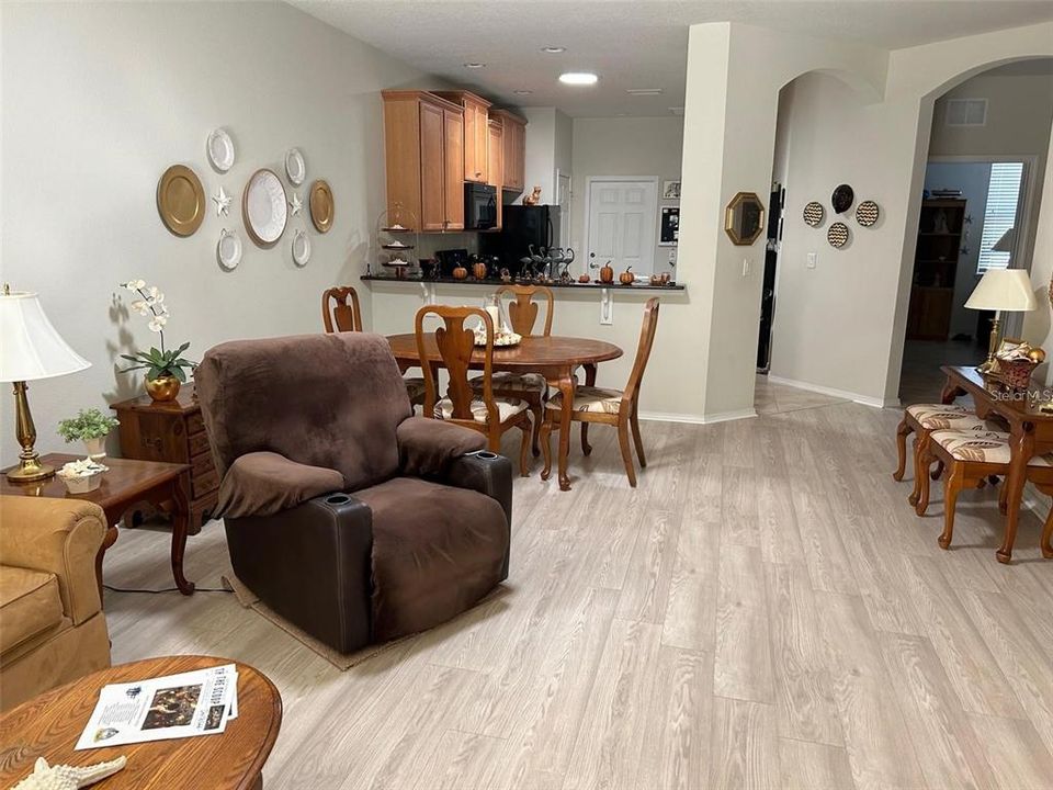 For Sale: $303,900 (2 beds, 2 baths, 1461 Square Feet)