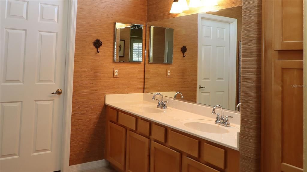 For Sale: $389,900 (2 beds, 2 baths, 1826 Square Feet)