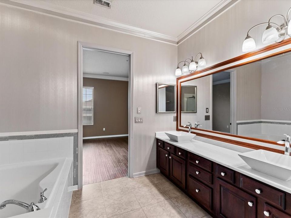 For Sale: $319,900 (3 beds, 2 baths, 2129 Square Feet)