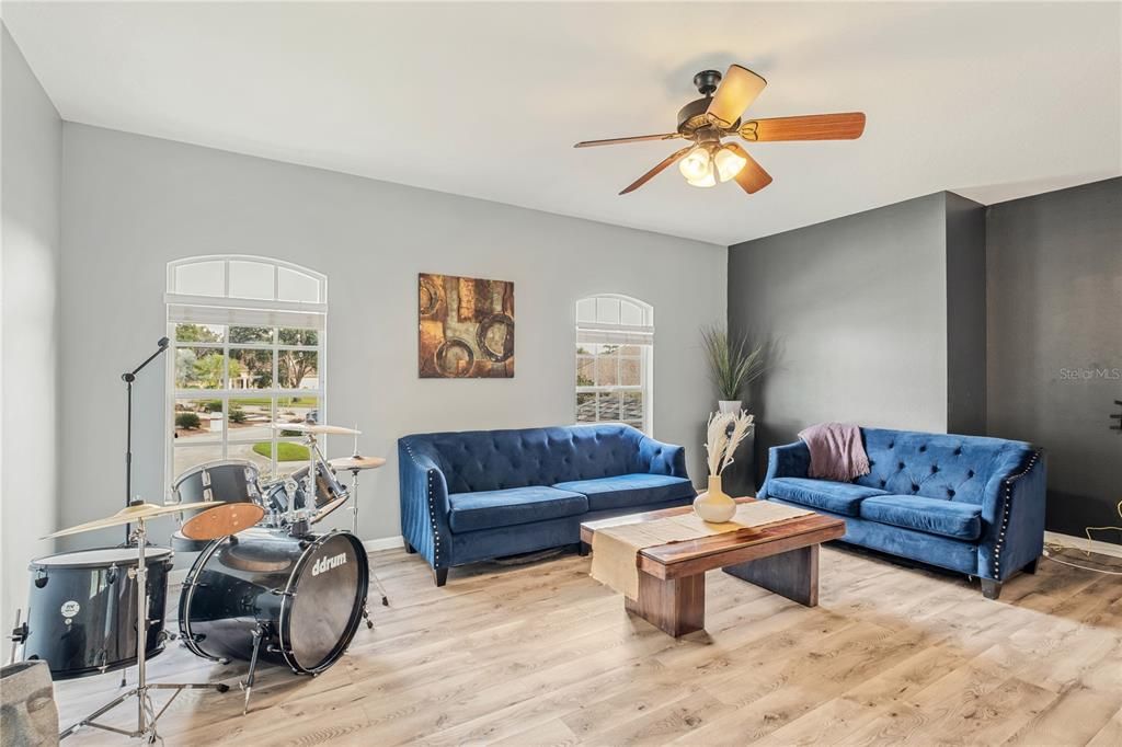 For Sale: $679,900 (4 beds, 2 baths, 3002 Square Feet)