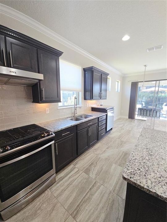 For Rent: $2,350 (2 beds, 2 baths, 1702 Square Feet)