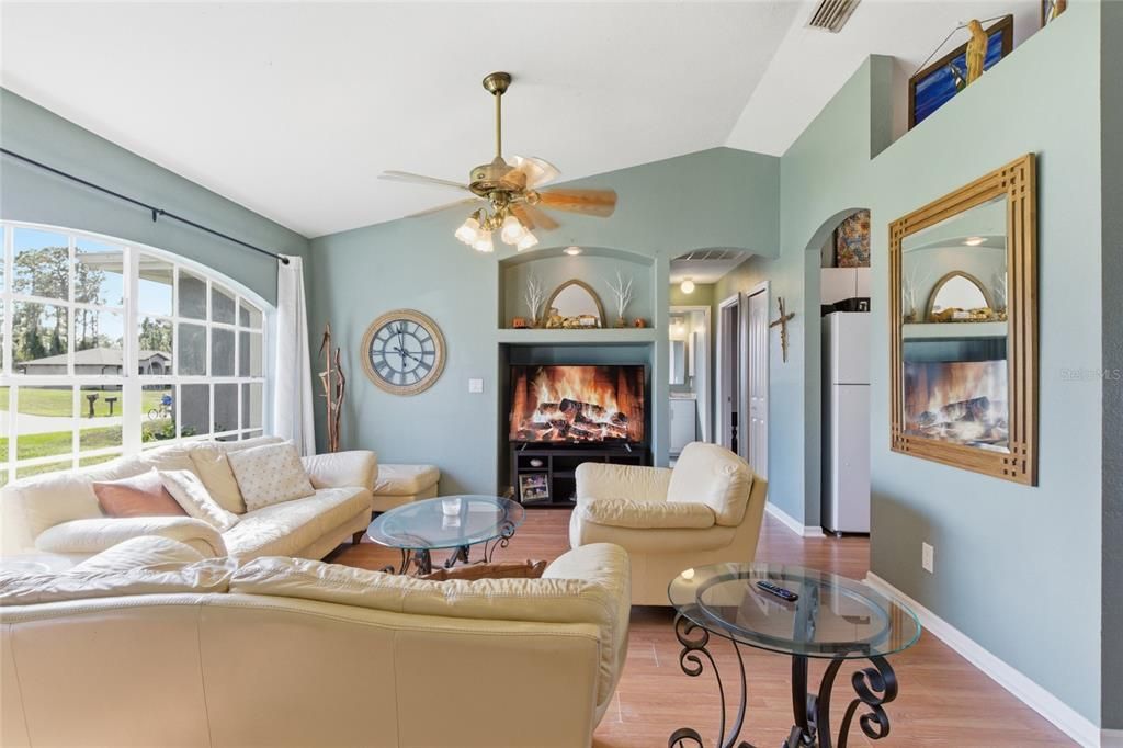 Под контрактом: $249,900 (3 спален, 2 ванн, 1217 Квадратных фут)