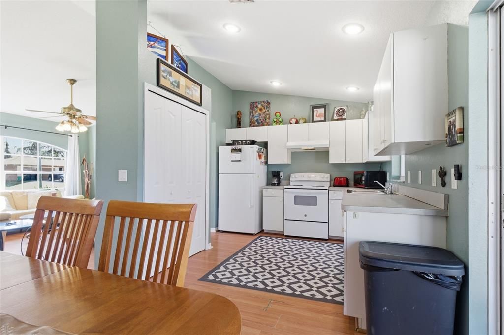 Под контрактом: $249,900 (3 спален, 2 ванн, 1217 Квадратных фут)