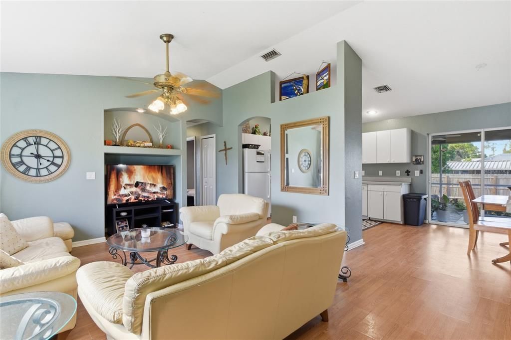 Под контрактом: $249,900 (3 спален, 2 ванн, 1217 Квадратных фут)