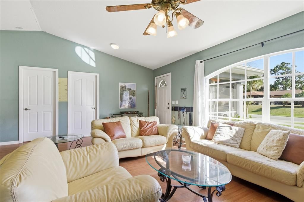 Под контрактом: $249,900 (3 спален, 2 ванн, 1217 Квадратных фут)