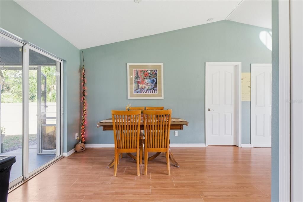 Под контрактом: $249,900 (3 спален, 2 ванн, 1217 Квадратных фут)