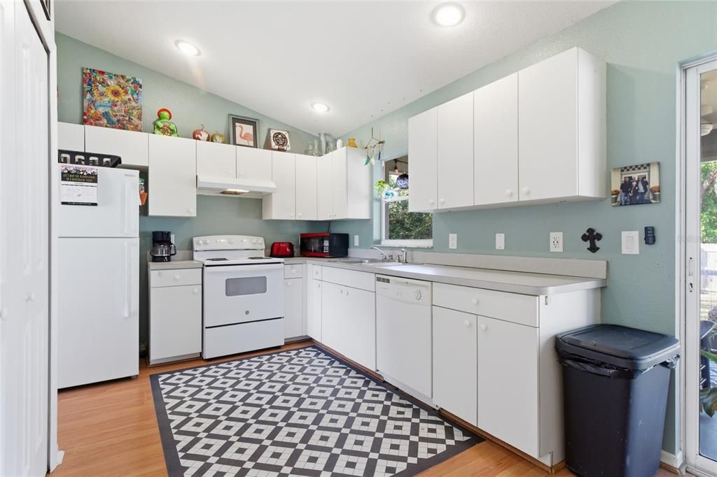 Под контрактом: $249,900 (3 спален, 2 ванн, 1217 Квадратных фут)