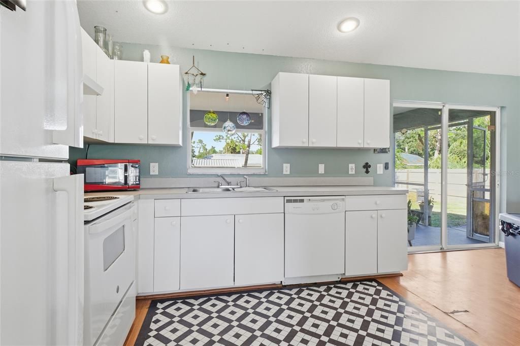 Под контрактом: $249,900 (3 спален, 2 ванн, 1217 Квадратных фут)