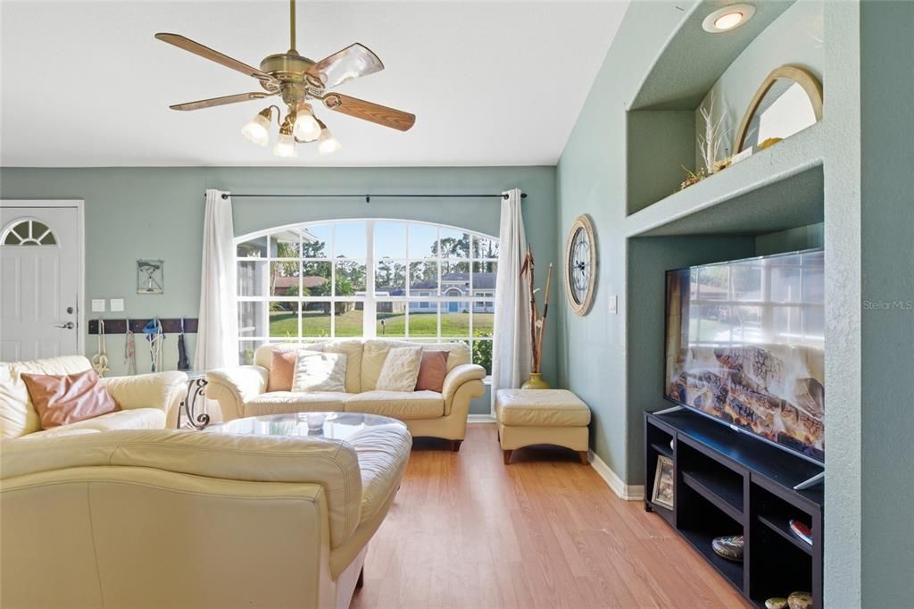 Под контрактом: $249,900 (3 спален, 2 ванн, 1217 Квадратных фут)