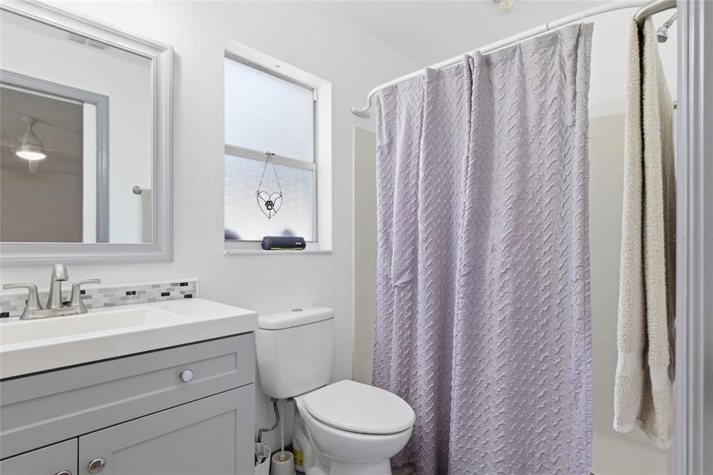 Под контрактом: $249,900 (3 спален, 2 ванн, 1217 Квадратных фут)