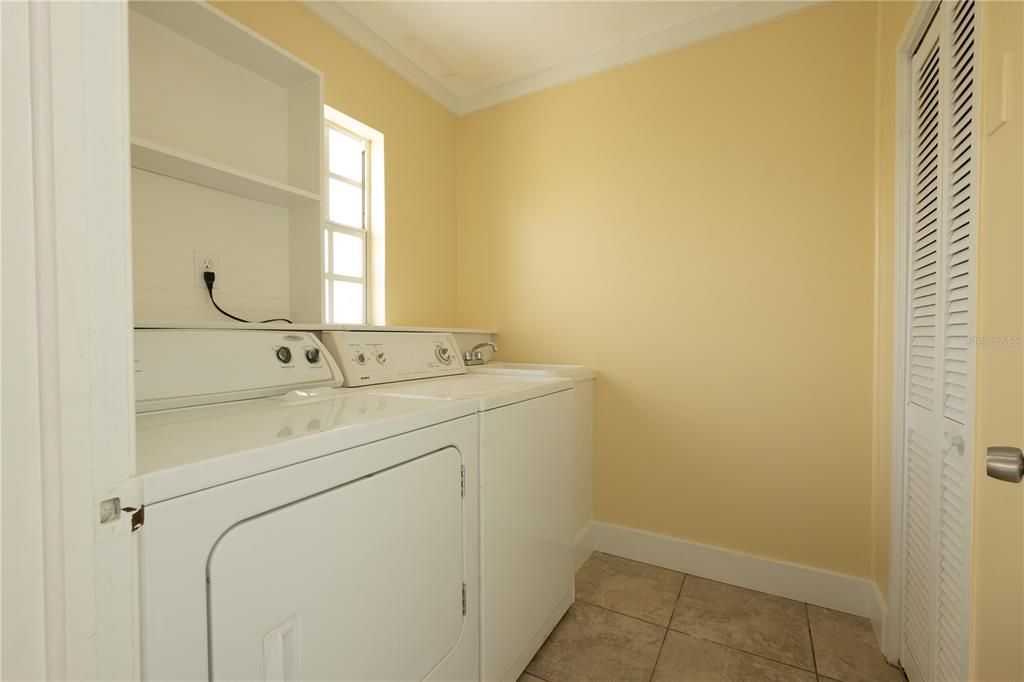 合同活跃: $335,000 (2 贝兹, 1 浴室, 1118 平方英尺)