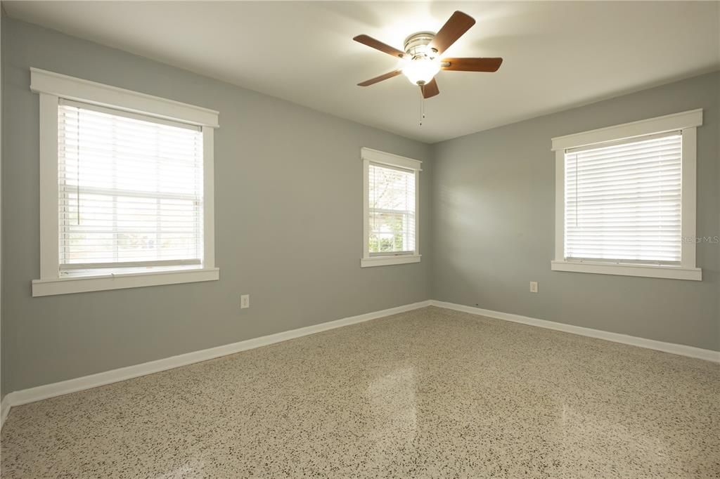 合同活跃: $335,000 (2 贝兹, 1 浴室, 1118 平方英尺)