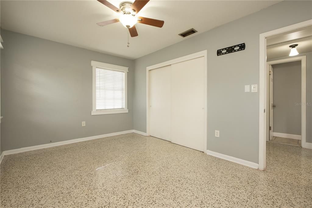 合同活跃: $335,000 (2 贝兹, 1 浴室, 1118 平方英尺)