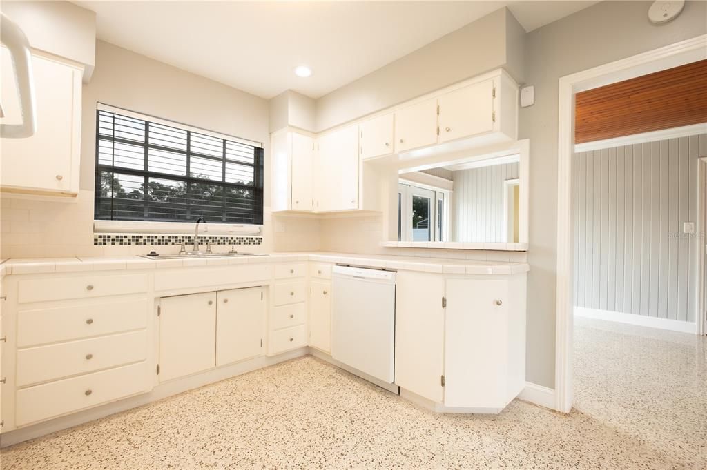 合同活跃: $335,000 (2 贝兹, 1 浴室, 1118 平方英尺)