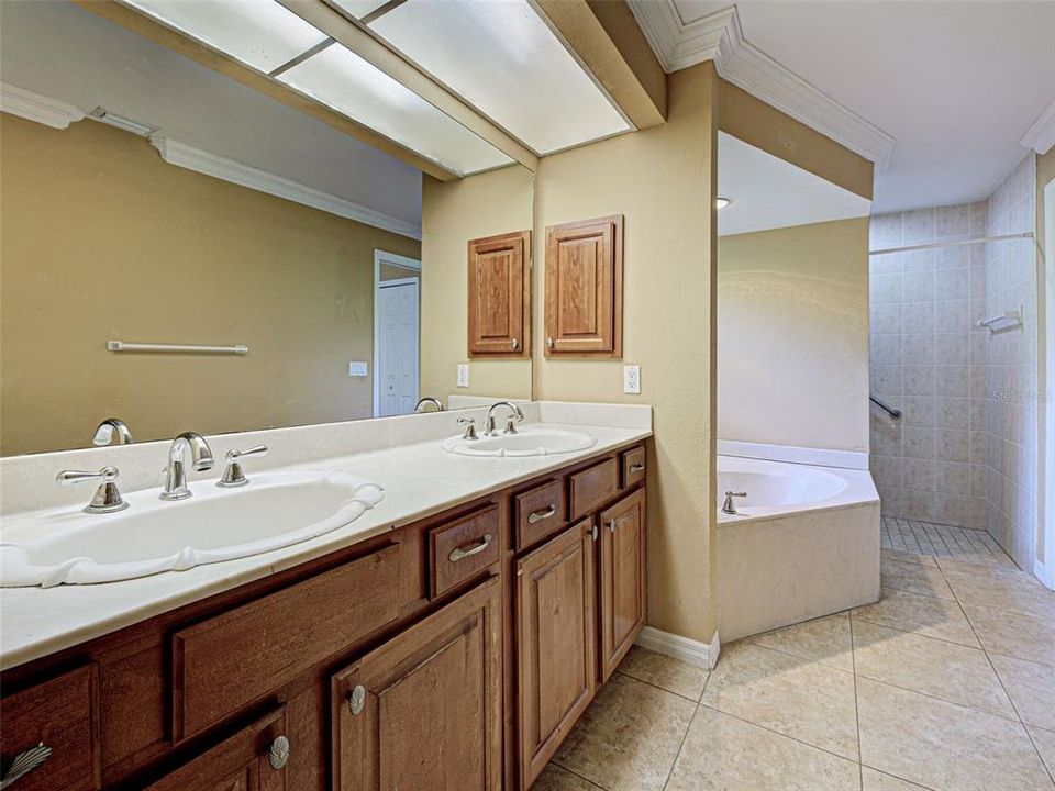 Active With Contract: $290,000 (3 beds, 2 baths, 1633 Square Feet)