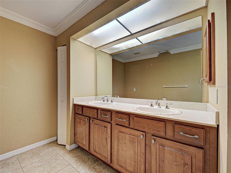 Active With Contract: $290,000 (3 beds, 2 baths, 1633 Square Feet)