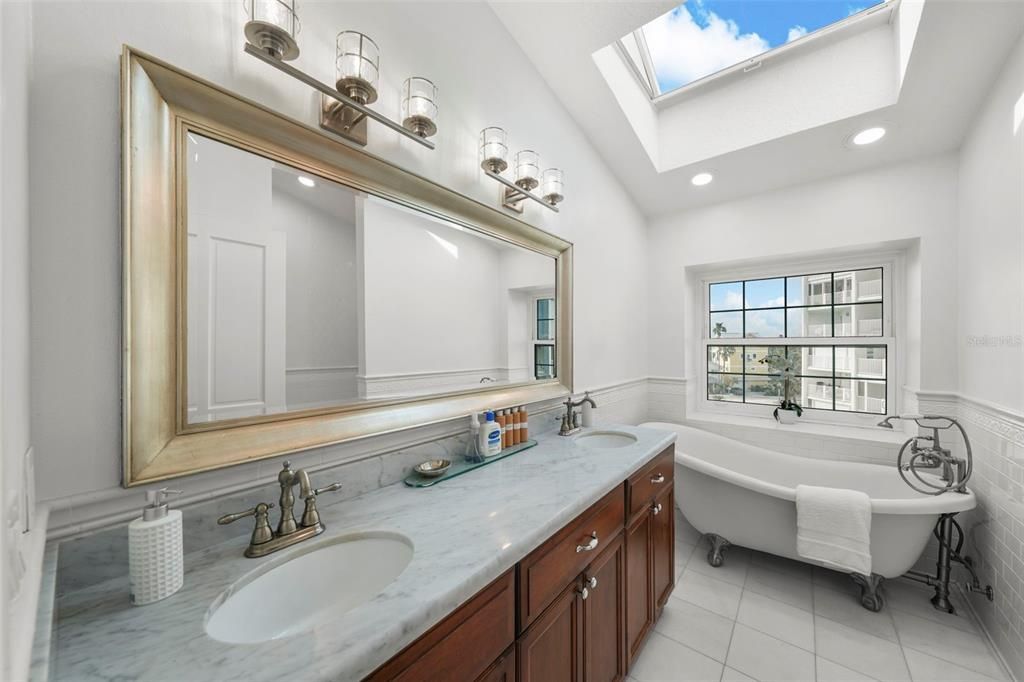 待售: $2,000,000 (5 贝兹, 4 浴室, 2760 平方英尺)