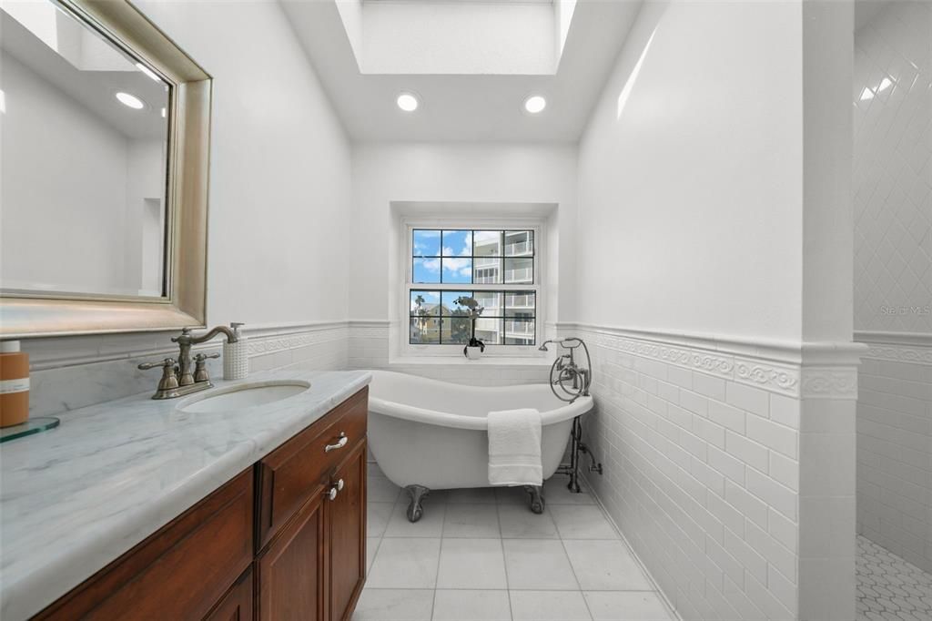 待售: $2,000,000 (5 贝兹, 4 浴室, 2760 平方英尺)