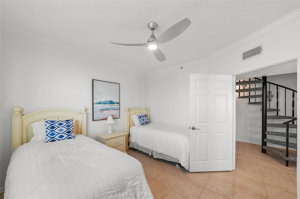 待售: $2,000,000 (5 贝兹, 4 浴室, 2760 平方英尺)