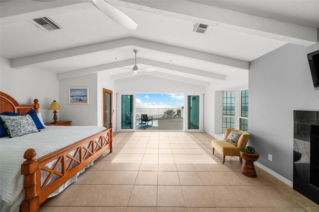 待售: $2,000,000 (5 贝兹, 4 浴室, 2760 平方英尺)