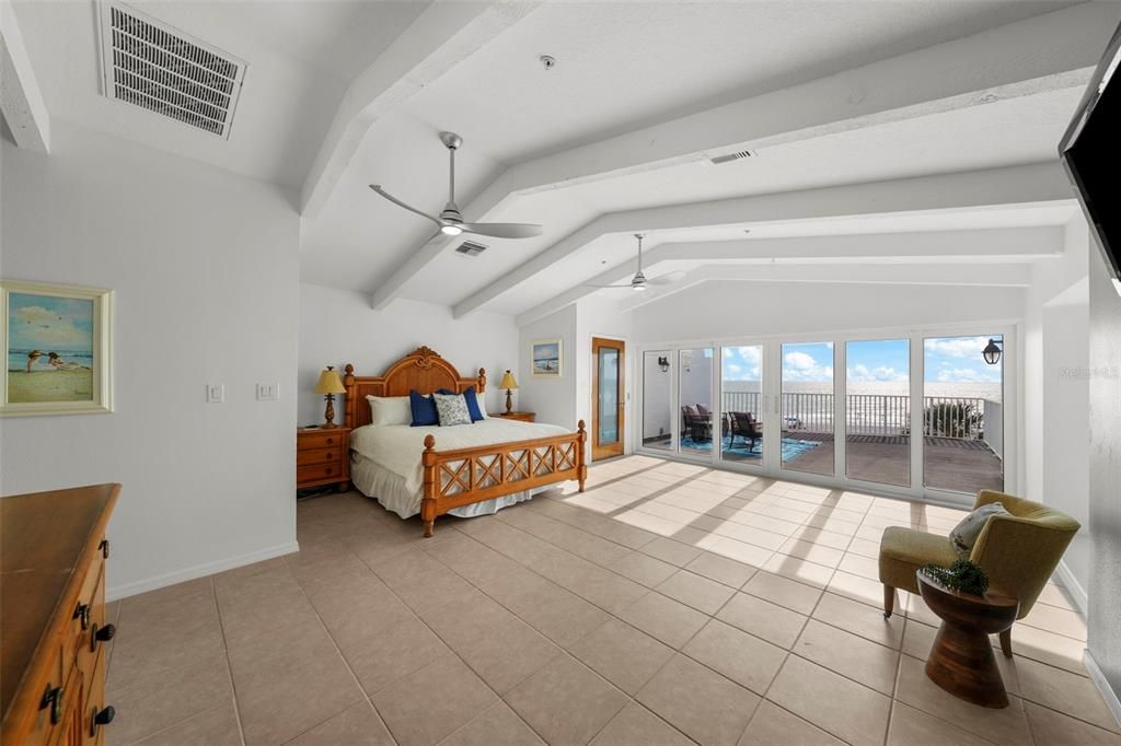 待售: $2,000,000 (5 贝兹, 4 浴室, 2760 平方英尺)