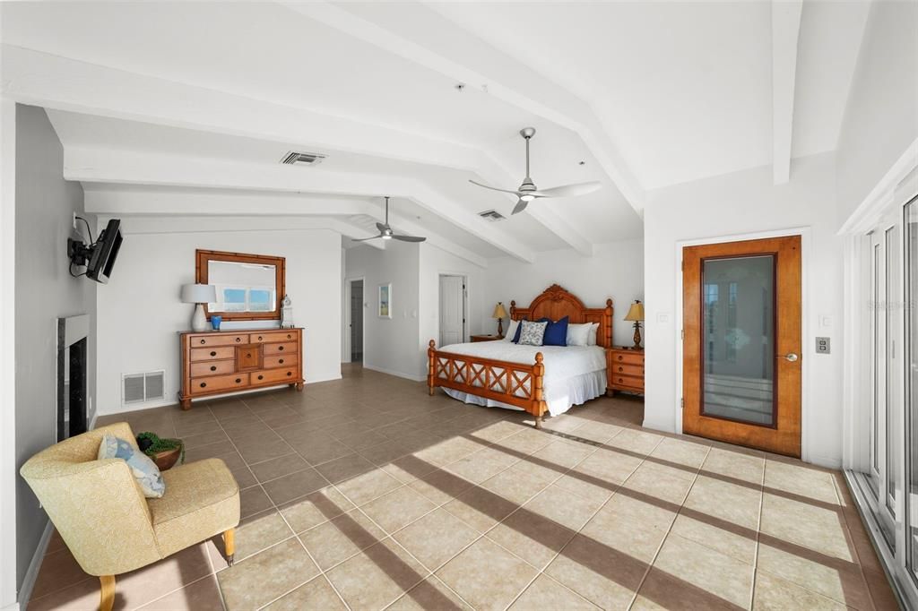 待售: $2,000,000 (5 贝兹, 4 浴室, 2760 平方英尺)