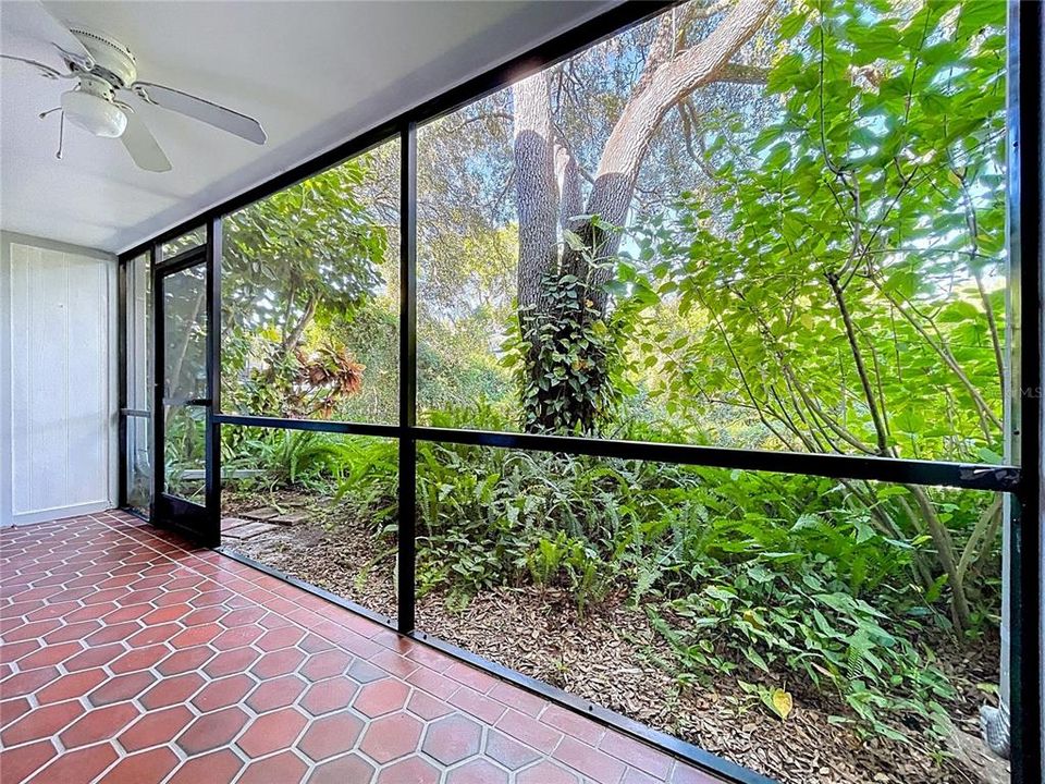 Active With Contract: $159,900 (2 beds, 1 baths, 825 Square Feet)