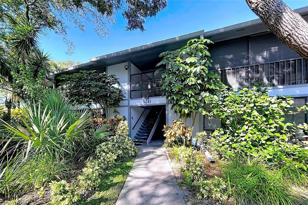 Active With Contract: $159,900 (2 beds, 1 baths, 825 Square Feet)