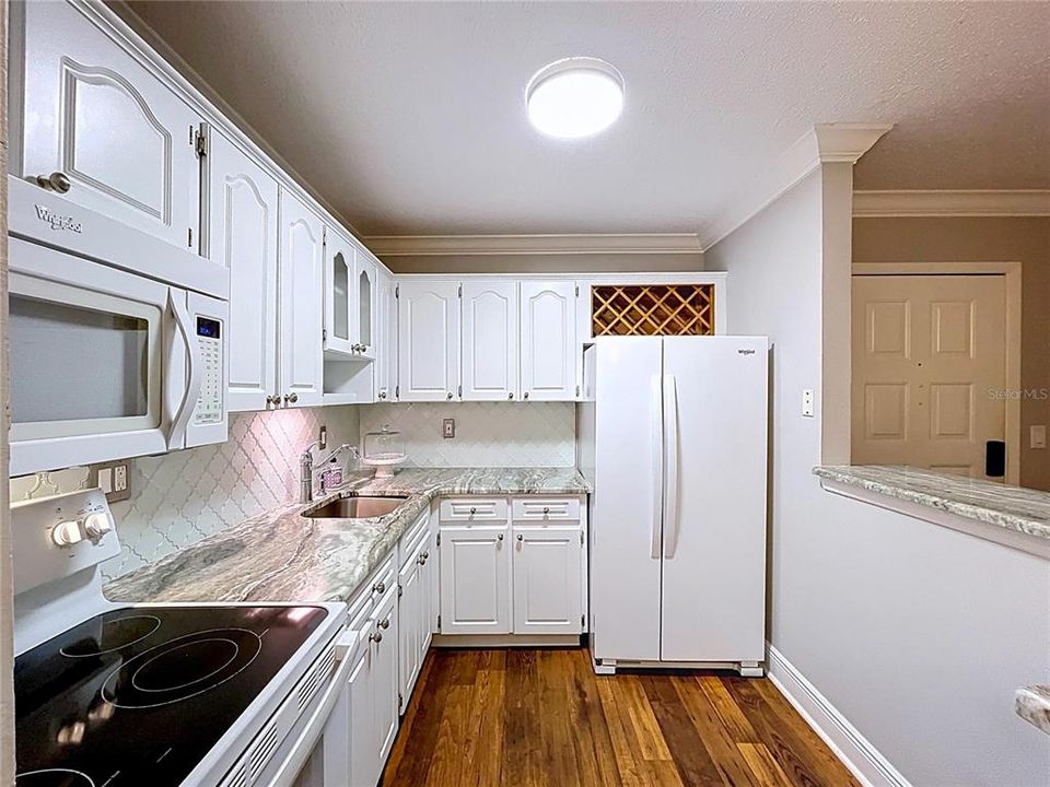 Active With Contract: $159,900 (2 beds, 1 baths, 825 Square Feet)