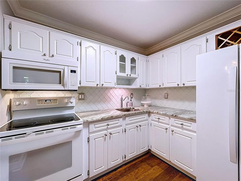 Active With Contract: $159,900 (2 beds, 1 baths, 825 Square Feet)