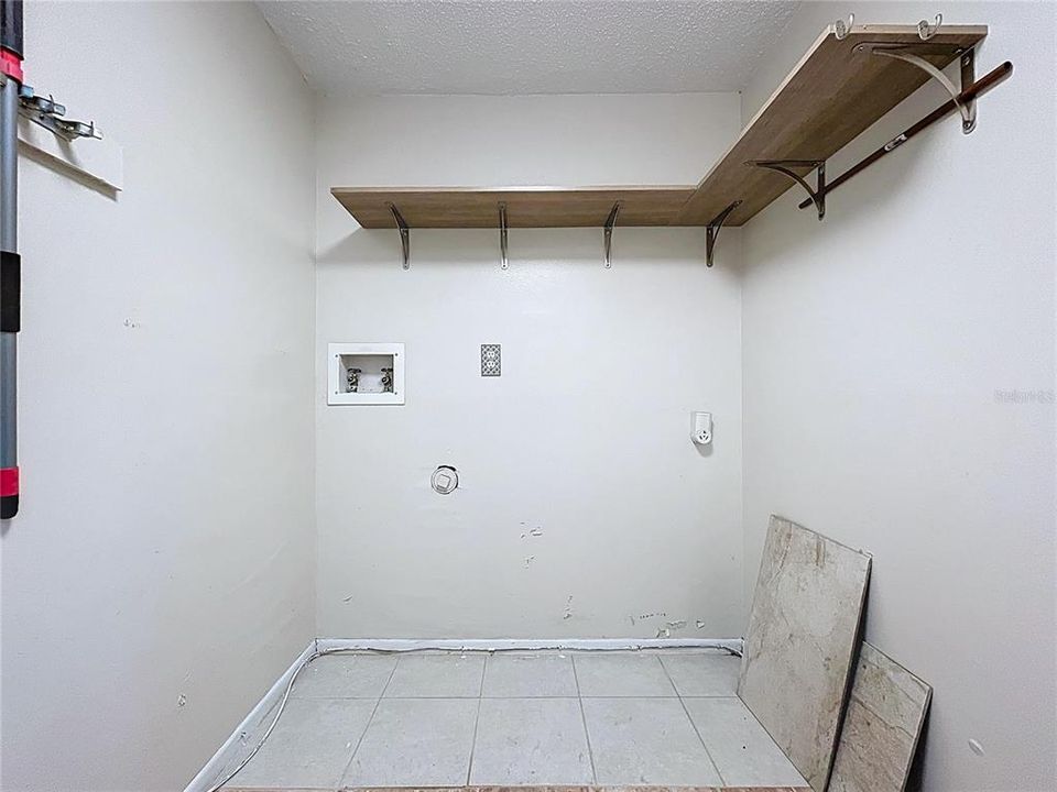 Active With Contract: $159,900 (2 beds, 1 baths, 825 Square Feet)