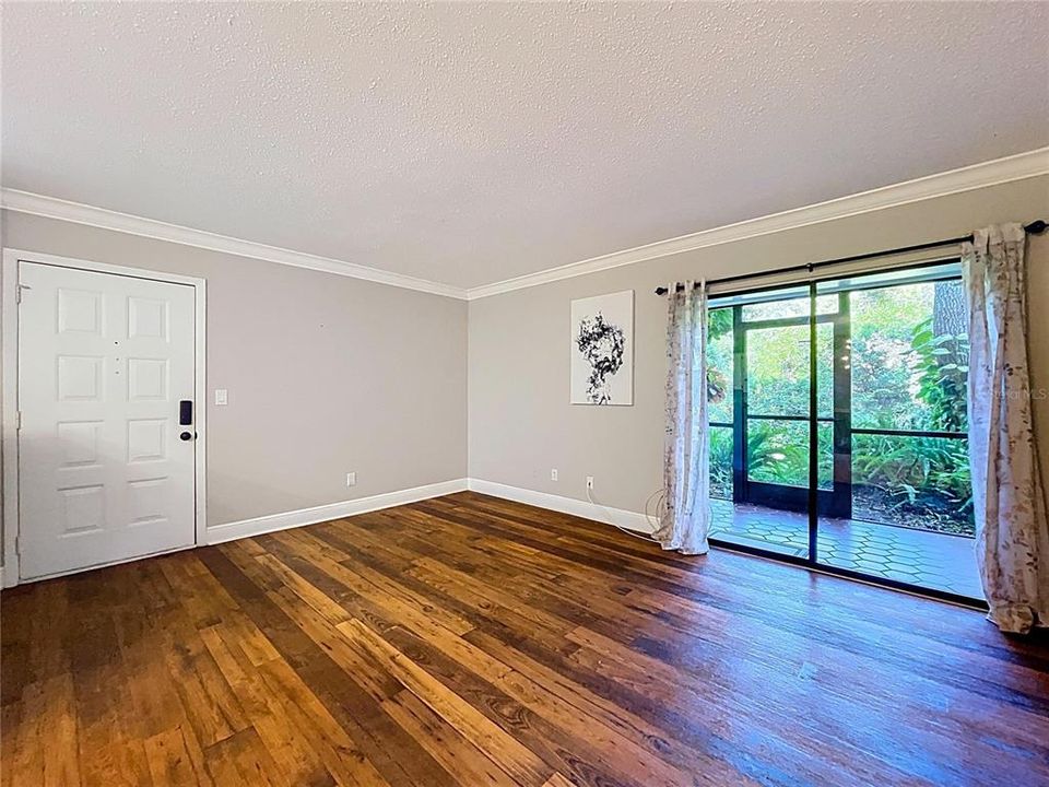 Active With Contract: $159,900 (2 beds, 1 baths, 825 Square Feet)