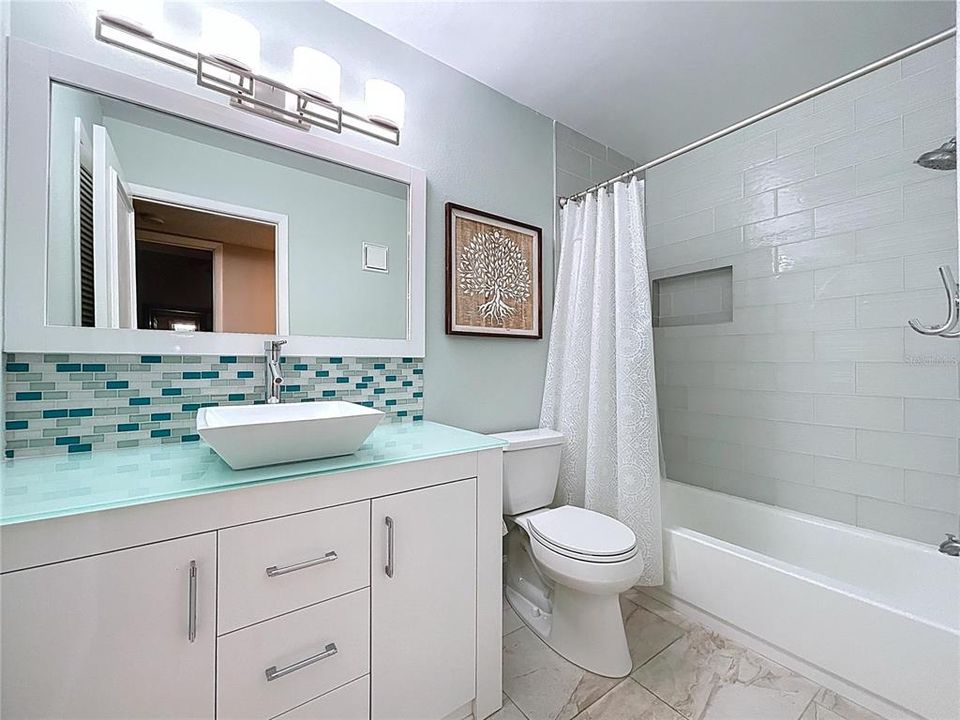 Active With Contract: $159,900 (2 beds, 1 baths, 825 Square Feet)