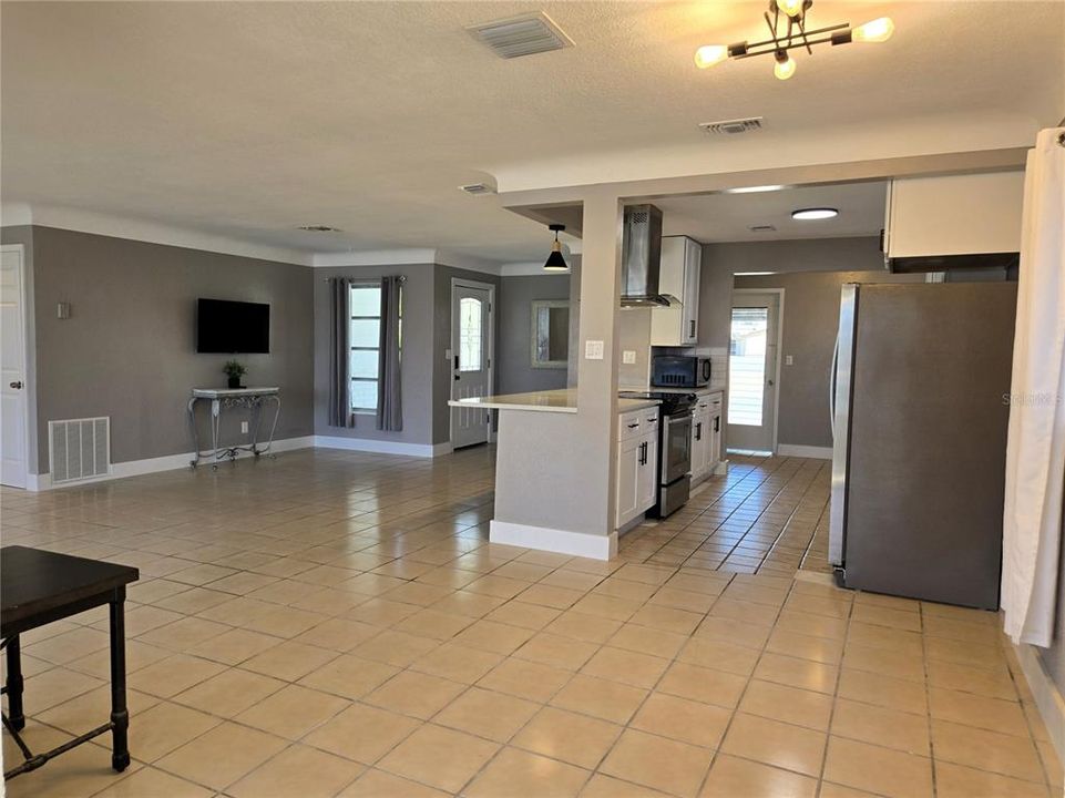 For Rent: $3,800 (3 beds, 2 baths, 1490 Square Feet)